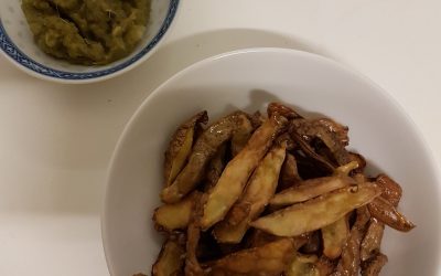 Pesto van boerenkool nerven met aardappelschillen chips
